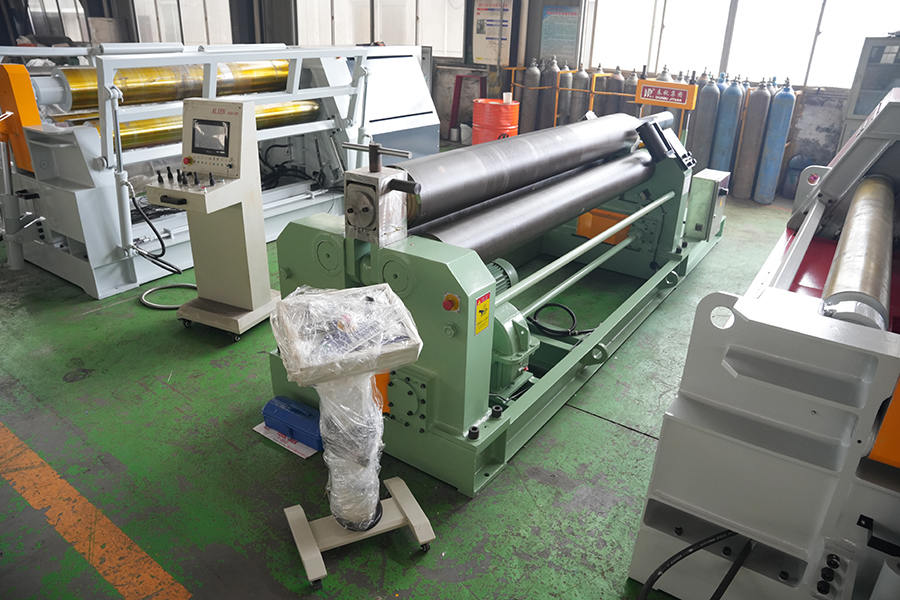 Làm thế nào để các thiết kế máy khoan và bánh công tác của một máy thổi tuyết cầm tay góp phần vào khoảng cách ném tuyết và chiều rộng của nó?
