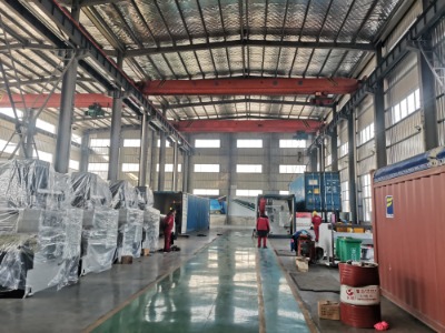 Máy uốn lớn này xử lý việc bù đỉnh cho độ lệch trên toàn bộ chiều dài uốn như thế nào?